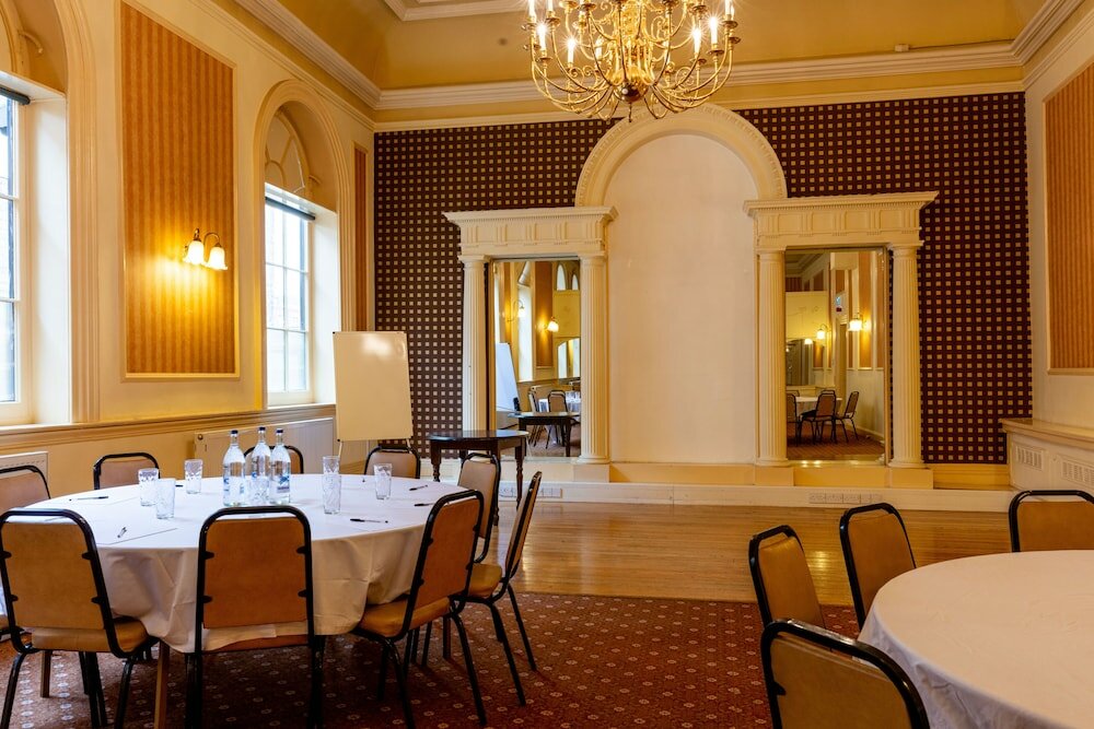 Фото The New Inn by Roomsbooked