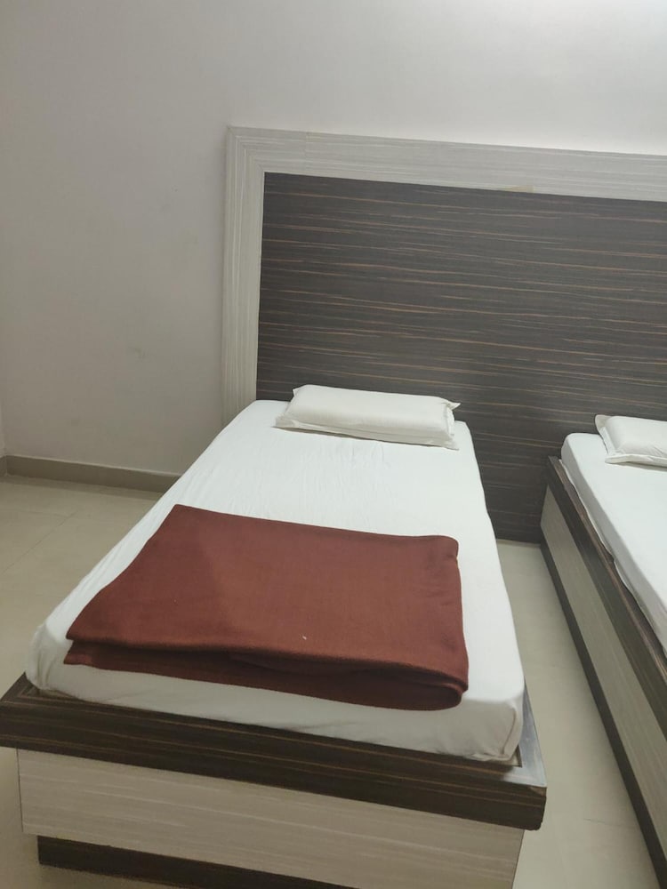 Фото Hotel Parth Residency