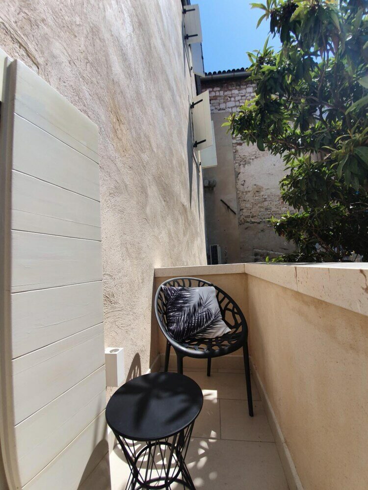 Фото The Suites at Central Split