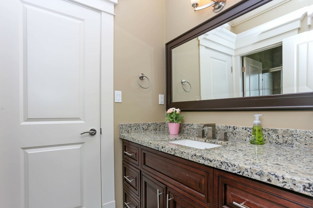 Фото Grand 4 Bedroom Vacation House near Vancouver Downtown