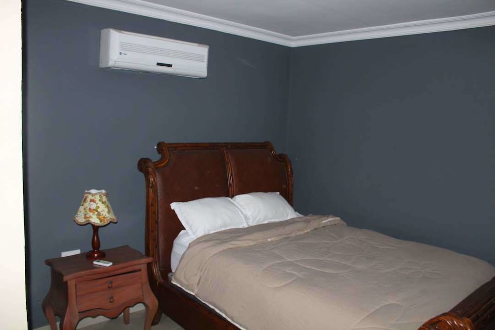 Фото James East Legon Piece