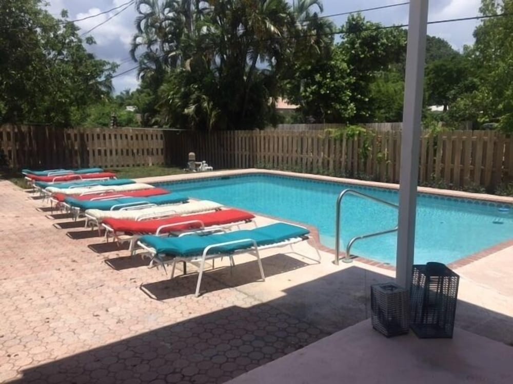 Фото Salty Bungalow Madison