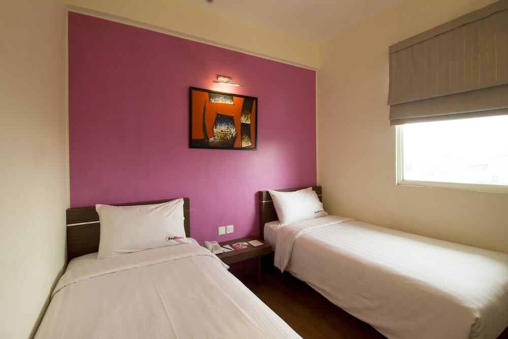 Фото RedDoorz near Kota Tua