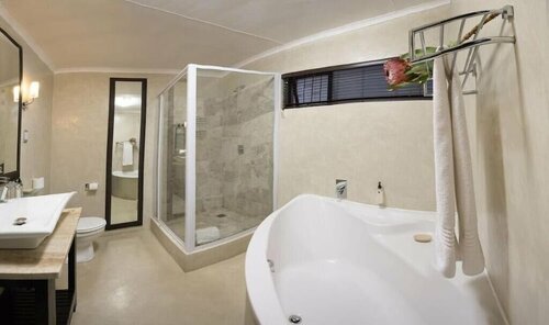 Внешний вид отеля The Loerie Hide в Ист-Лондоне, фото 5