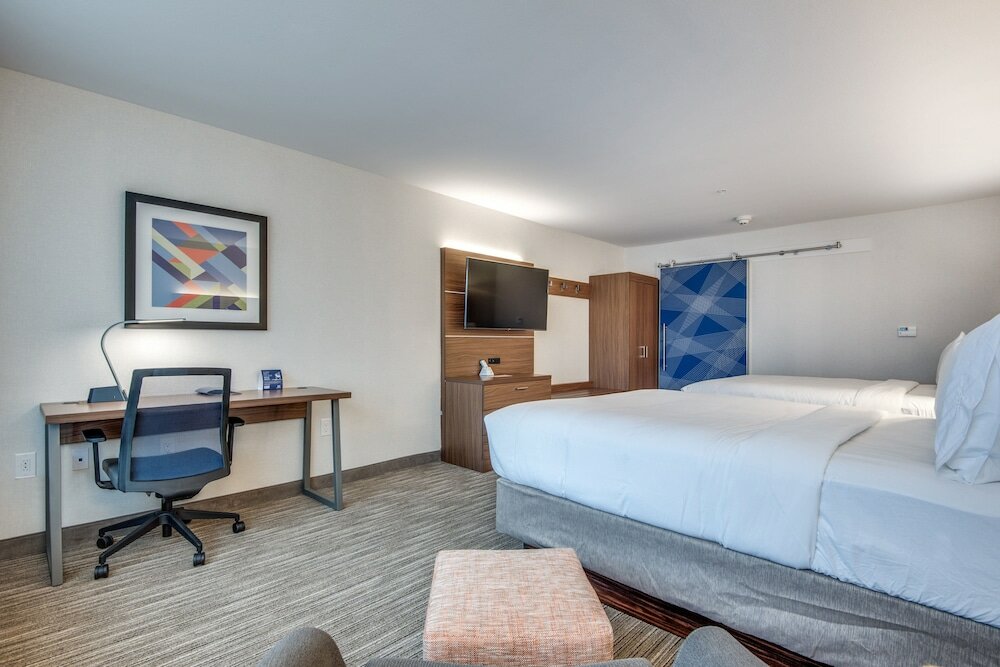 Фото Holiday Inn Express & Suites Dallas North - Addison, an Ihg Hotel