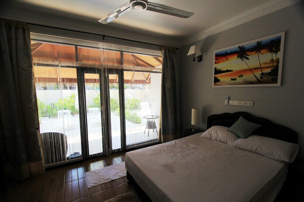 Фото Local Island Inn