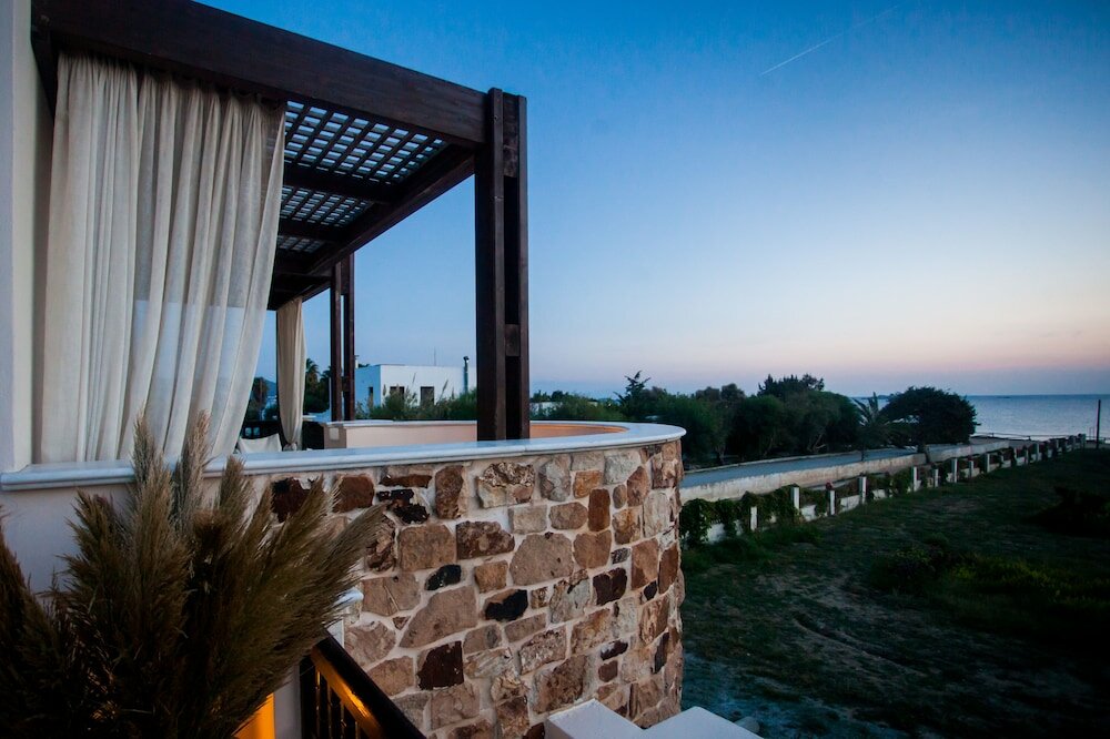 Фото Athina Studios & Suites