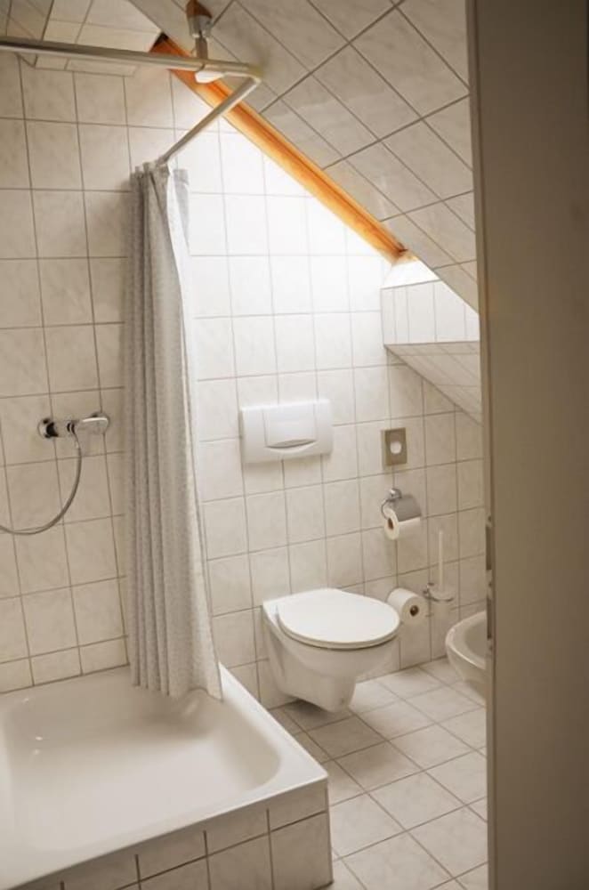 Фото Hotel Restaurant Zur Hallenburg