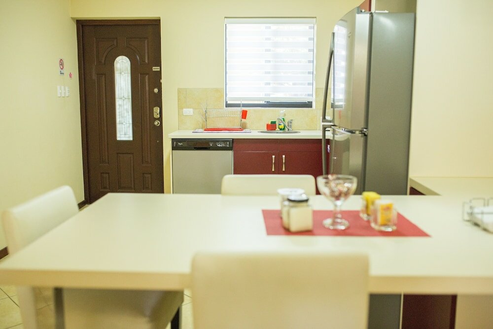 Фото Gold Coast Luxurious and Stylish Condo