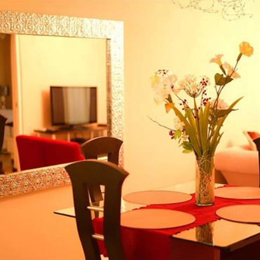 Фото Gold Coast Luxurious and Stylish Condo