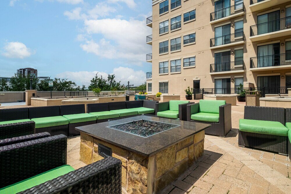 Фото Executive Suite With Pool & Gym