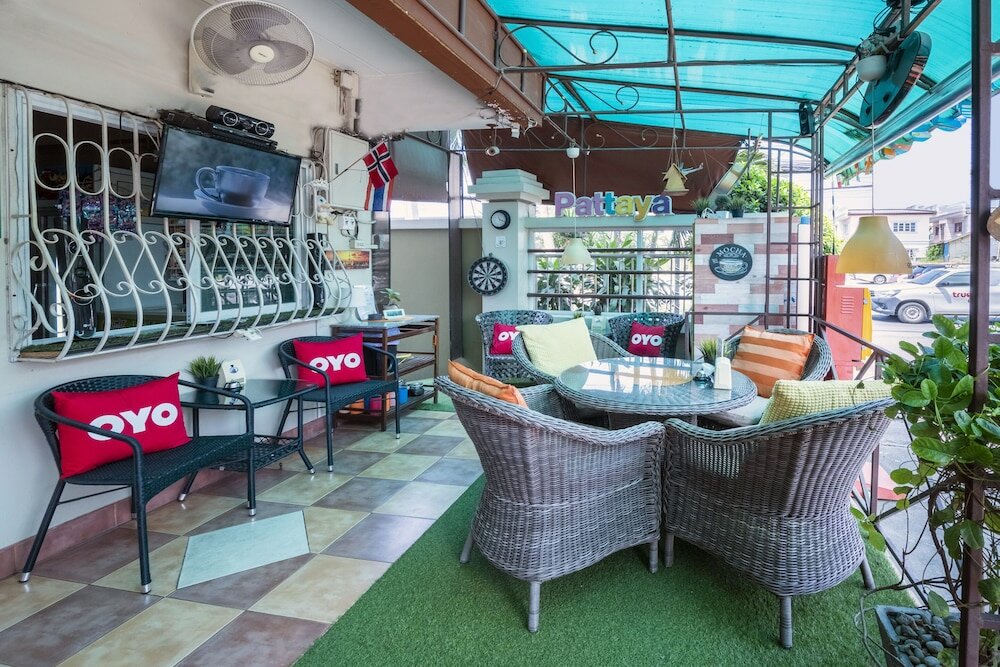 Фото Oyo 838 Aromdee Apartment