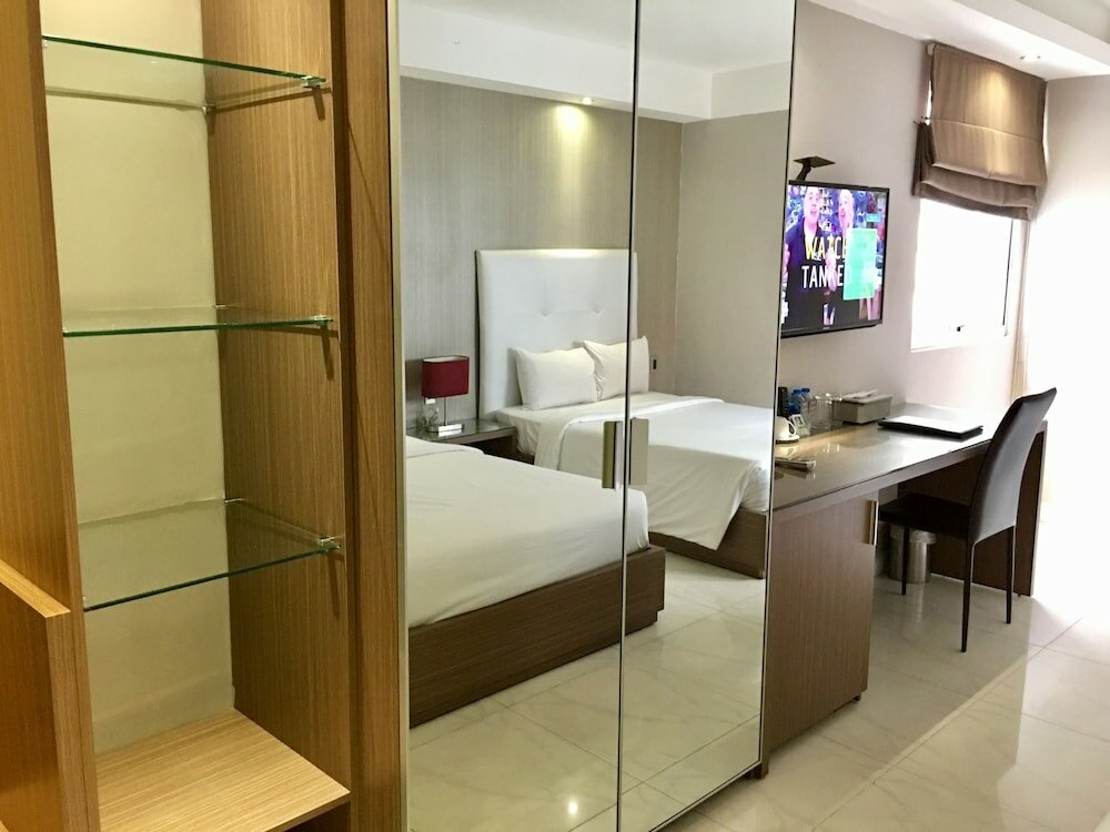 Фото The Luxe Hotel