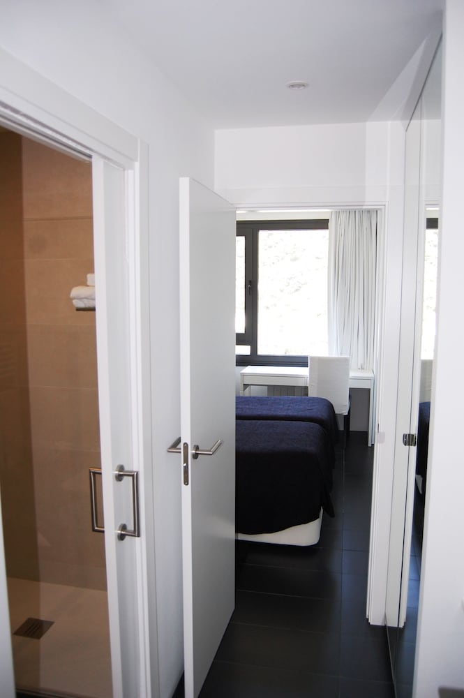 Фото Hostal Tres Campanas