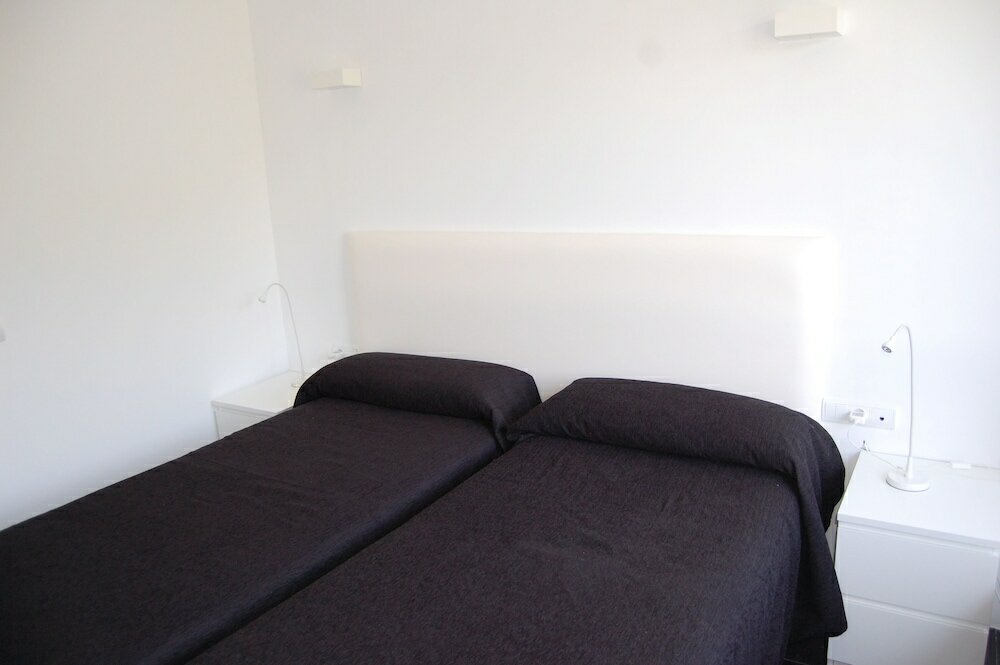 Фото Hostal Tres Campanas