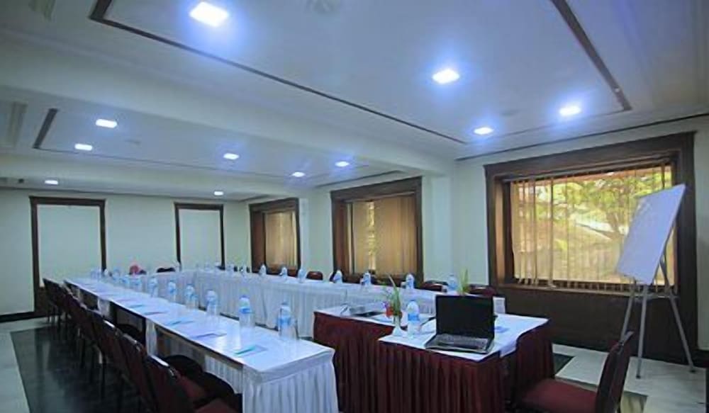 Фото Hotel The Metropole