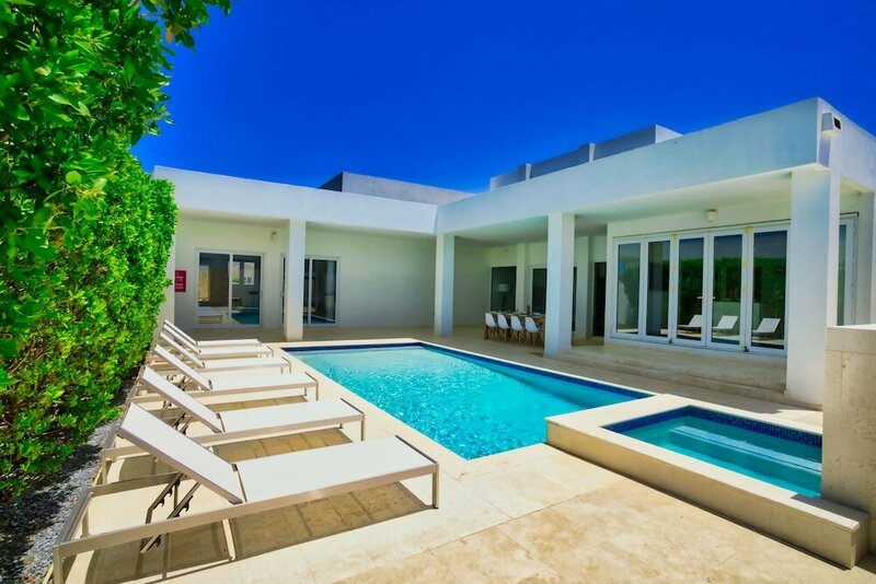 Гостиница Grand Modern Villa 6-bedroom! Brand New! Heated Jacuzzi! в Ноорде