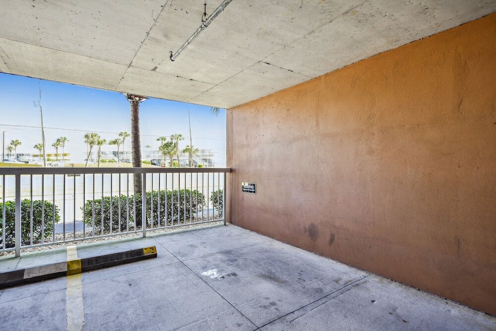 Фото Tropic Winds by Book That Condo