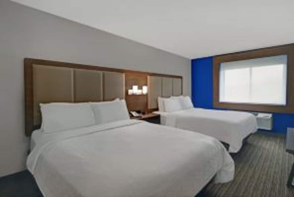 Фото Holiday Inn Express And Suites Detroit Dearborn, an Ihg Hotel