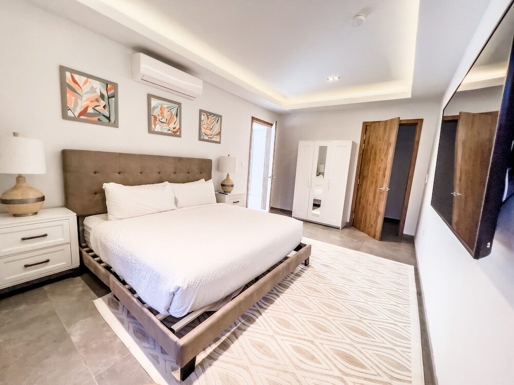 Фото Grand Modern Villa 6-bedroom! Brand New! Heated Jacuzzi!