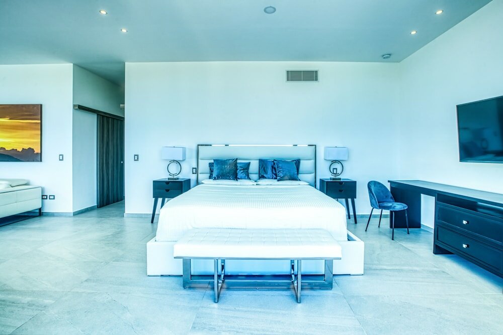 Фото Modern and Fresh Oceanfront Villa