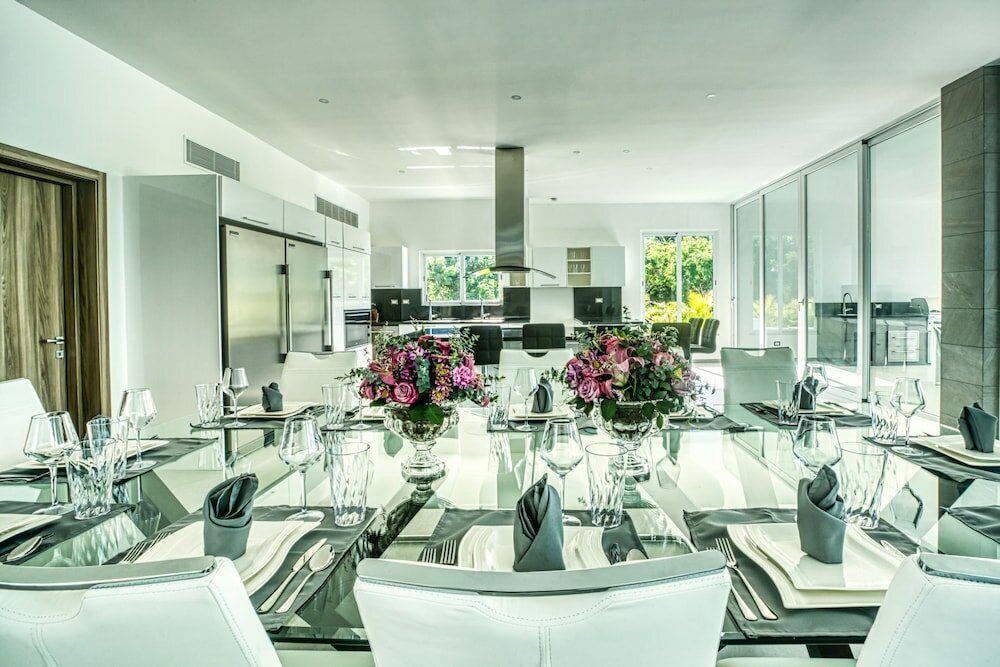 Фото Modern and Fresh Oceanfront Villa