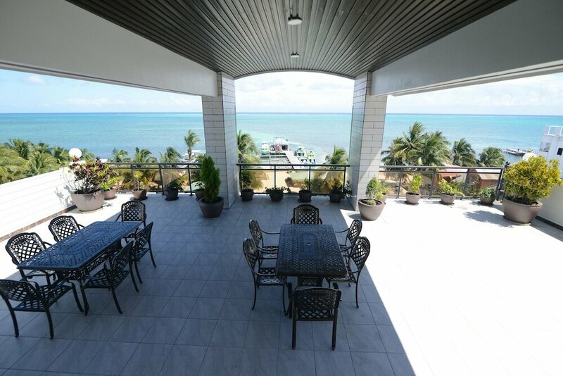 Гостиница The Caye Hotel