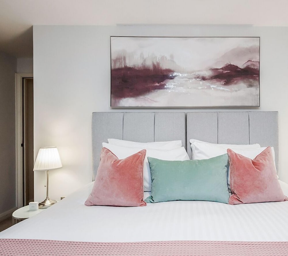 Фото Beautiful Central Windsor Apartment