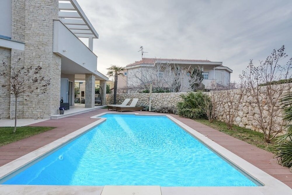 Фото Luxury Villa White Rose with the Pool