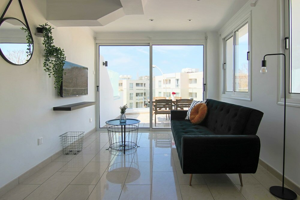 Фото Phaedrus Living: Seaside Modern Flat Lighthouse 63