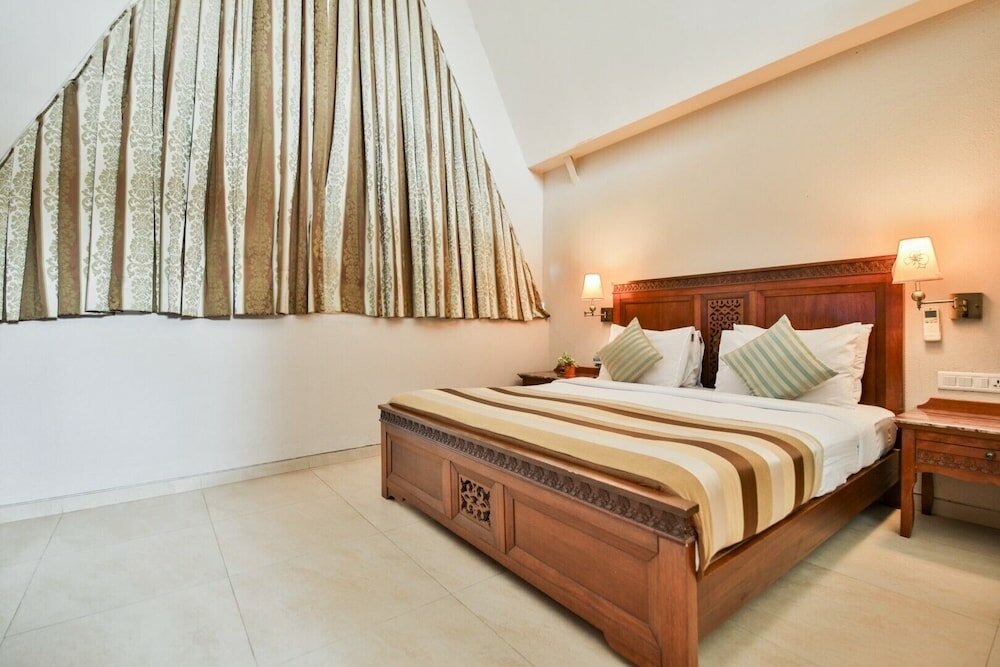 Фото Neelams The Glitz