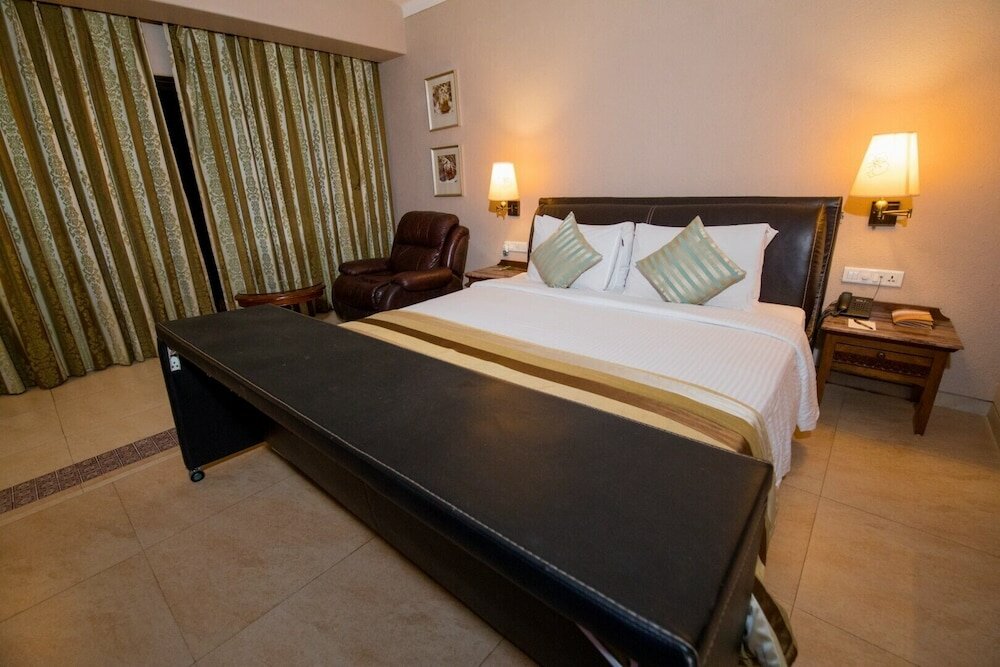 Фото Neelams The Glitz