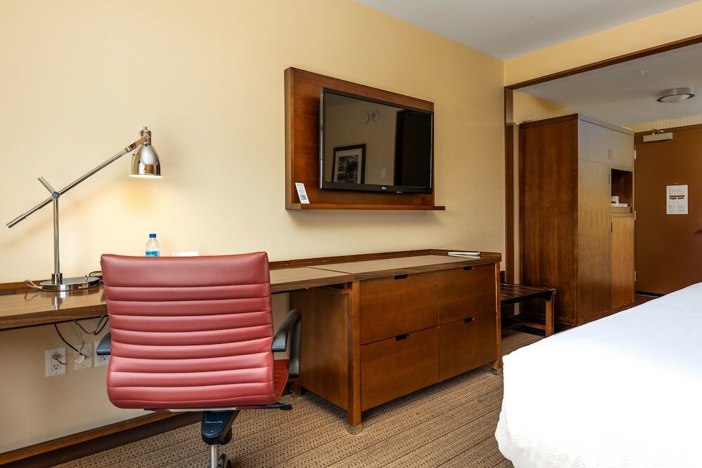 Фото Four Points by Sheraton Kelowna Airport