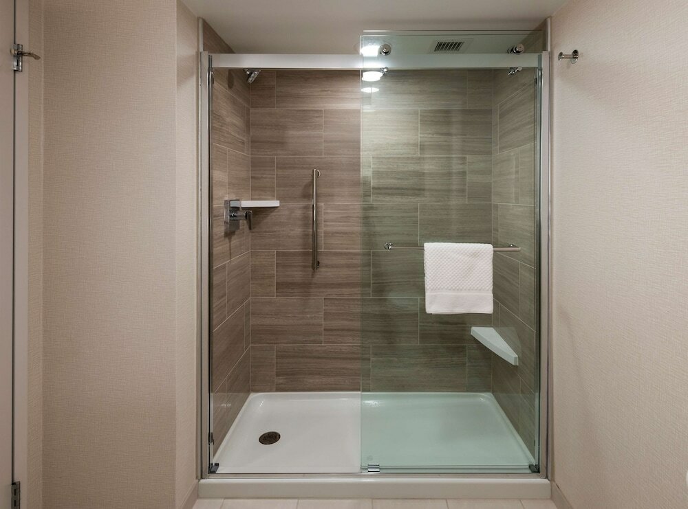 Фото DoubleTree by Hilton Madison East