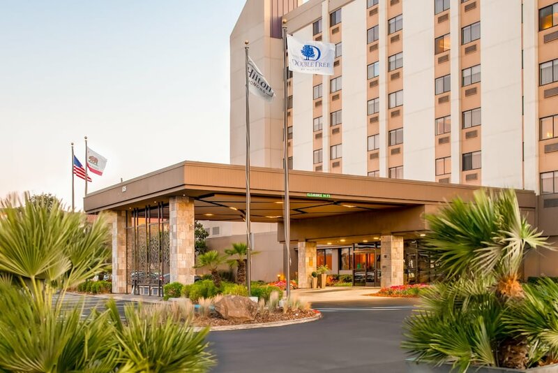 Гостиница DoubleTree by Hilton San Francisco Airport в Берлингейме