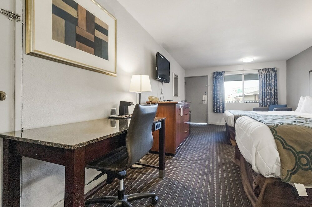 Фото Heritage Inn Express Hayward