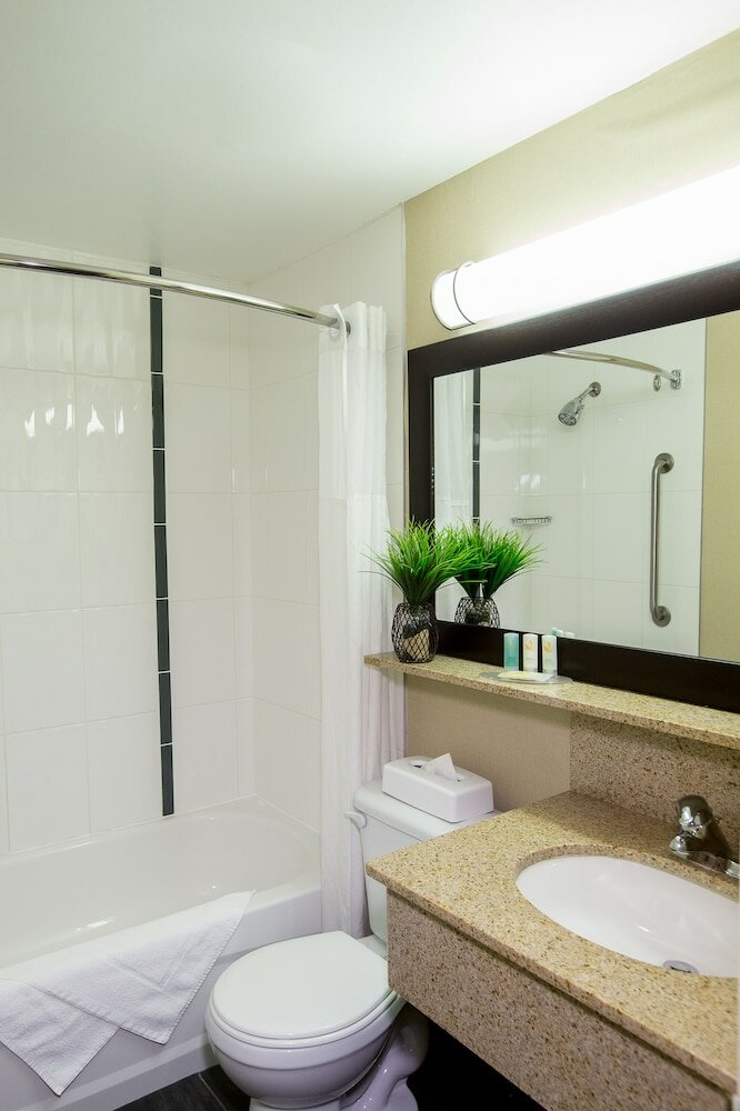 Фото Quality Inn & Suites Brossard