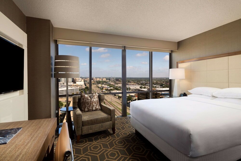 Фото DoubleTree by Hilton Dallas - Campbell Centre