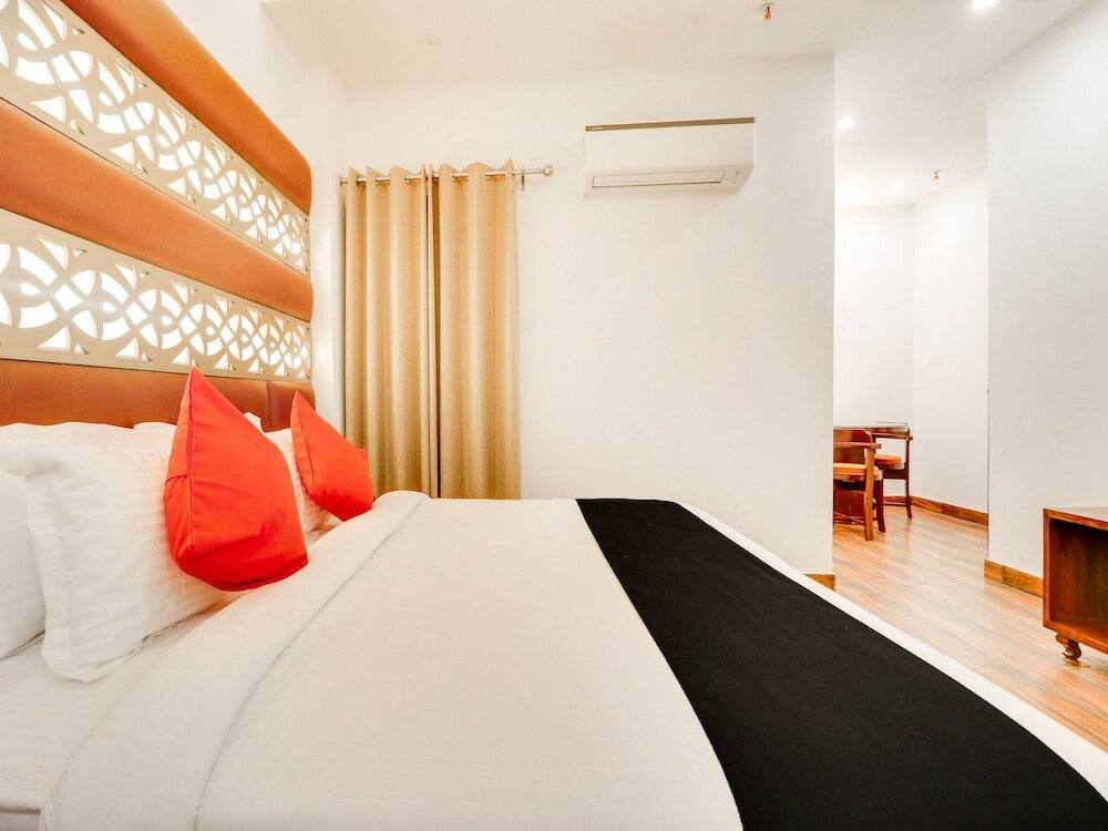 Фото Capital O 44117 Hotel Alphonso