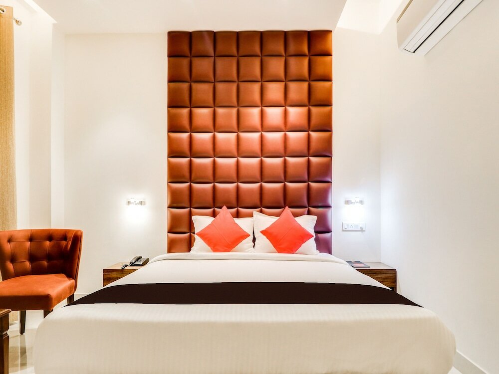 Фото Capital O 44117 Hotel Alphonso