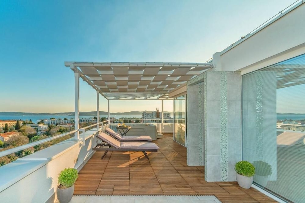 Фото Sunset Penthouse Apartment with Hot Tub