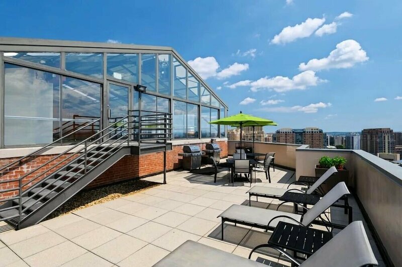Гостиница Incredible Apartment with Rooftop в Арлингтоне