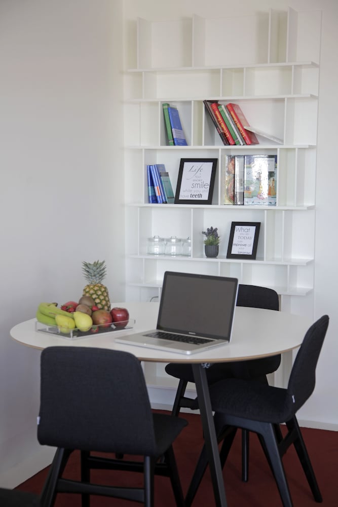 Фото 1866 Court & Suites