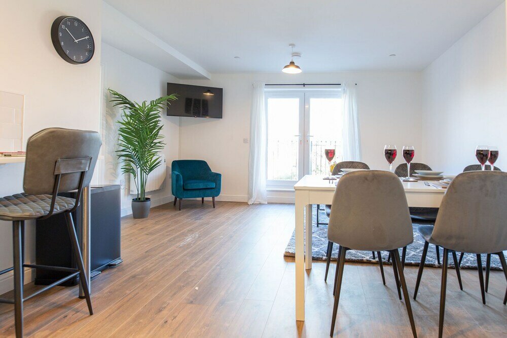 Фото Central Flats in Cardiff with Parking