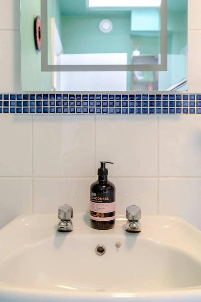 Фото Quaint & Cosy 1 Bedroom Flat - Kensington Olympia!