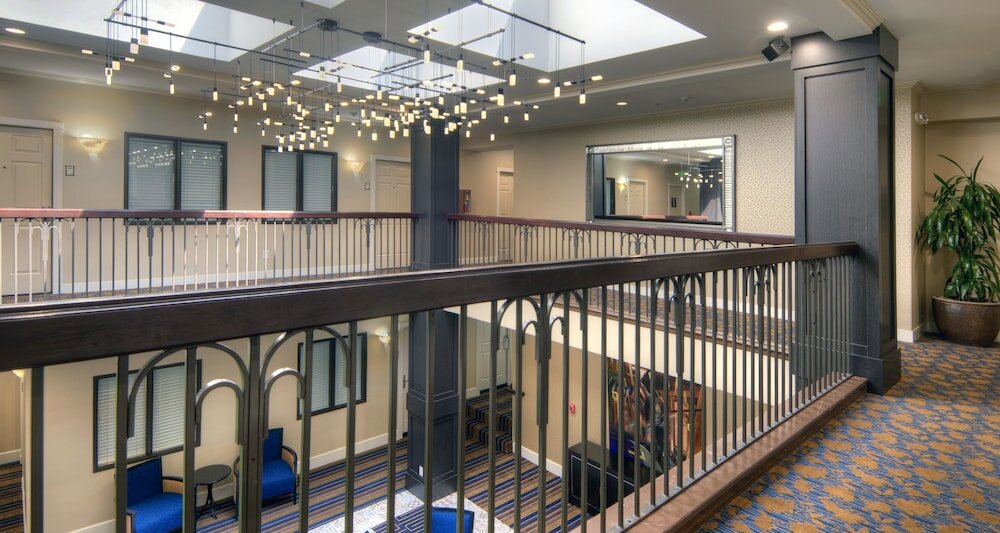 Фото Best Western Plus Palm Court Hotel