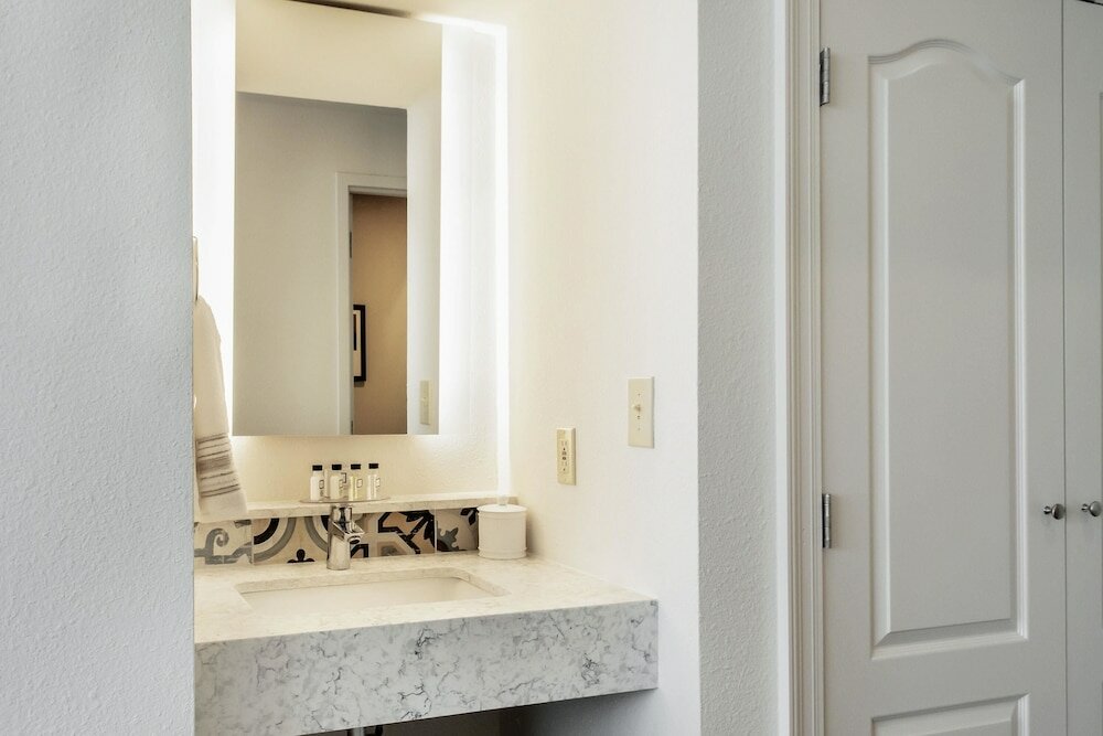 Фото St Charles Coach House, Ascend Hotel Collection