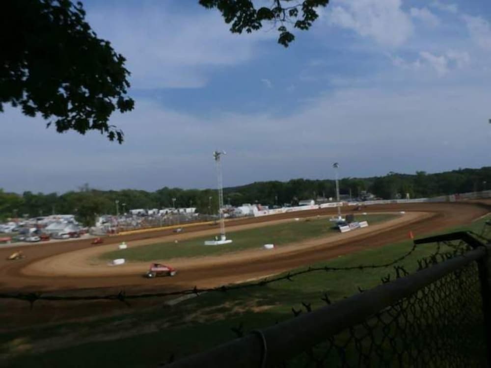 Фото Days Inn by Wyndham Cloverdale Greencastle