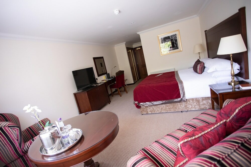 Фото Macdonald Norwood Hall Hotel