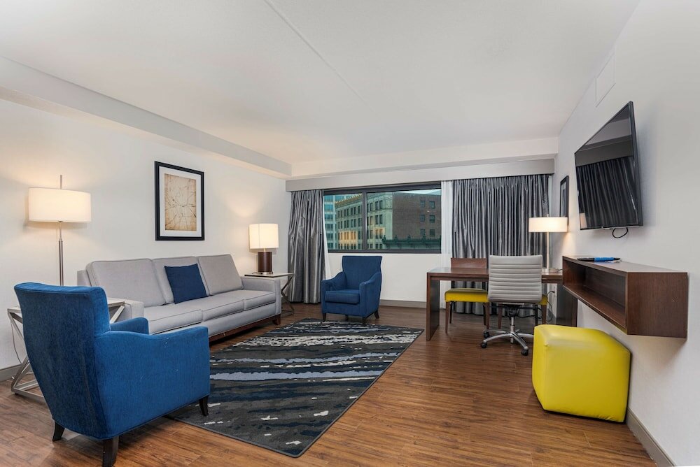 Фото Embassy Suites Indianapolis Downtown